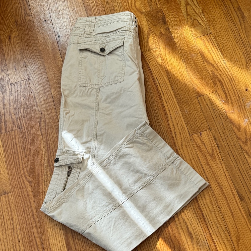 Daisy Fuentes Women's Cream Cargo Boot Leg Pants. Size 6